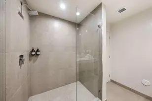 11 NE 6th St, Miami, FL 33132 - Photo 30