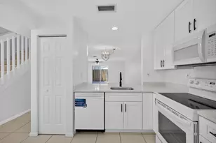 946 Summit Lake Dr, West Palm Beach, FL 33406 - Photo 6