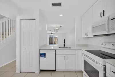 946 Summit Lake Drive, West Palm Beach, FL 33406 - Photo 6