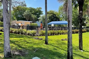 197 Lakeview Dr, Weston, FL 33326 - Photo 4