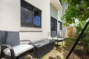 1036 NE 33rd St, Oakland Park, FL 33334 - Photo 12