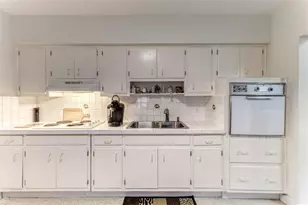1676 NE 40th St, Oakland Park, FL 33334 - Photo 8