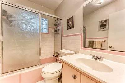 1676 NE 40th Street, Oakland Park, FL 33334 - Photo 12