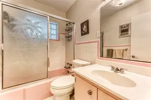 1676 NE 40th St, Oakland Park, FL 33334 - Photo 12