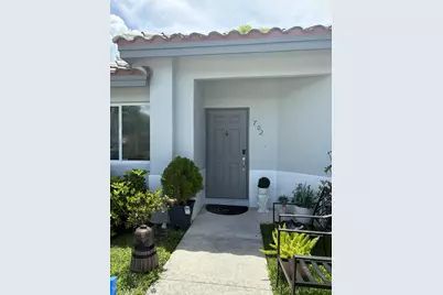 702 NW 208th Terrace, Pembroke Pines, FL 33029 - Photo 2