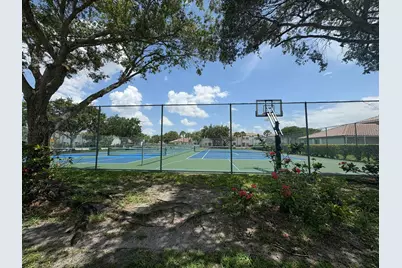 702 NW 208th Terrace, Pembroke Pines, FL 33029 - Photo 32