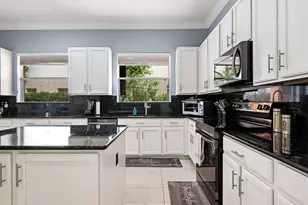 658 Cresta Cir, West Palm Beach, FL 33413 - Photo 14