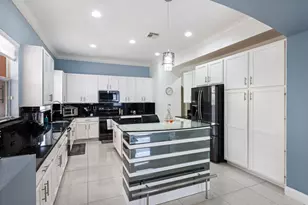 658 Cresta Cir, West Palm Beach, FL 33413 - Photo 12