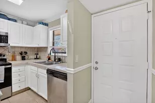 21895 Lake Forest Cir, Boca Raton, FL 33433 - Photo 4
