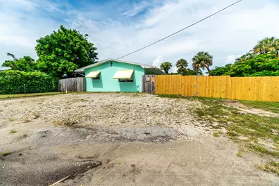 2546 NE Hickory Avenue #B Efficiency, Jensen Beach, FL 34957 - Photo 4