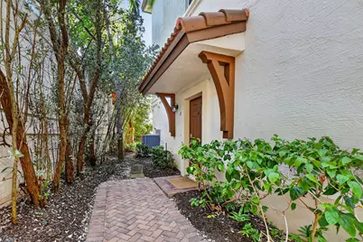 27 NW Hawthorne Place, Boca Raton, FL 33432 - Photo 2