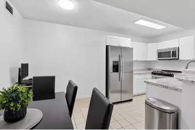 300 Palm Circle W #106, Pembroke Pines, FL 33025 - Photo 4