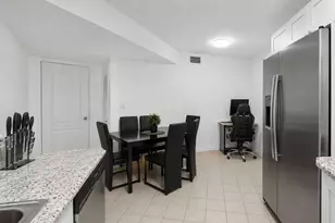 300 Palm Cir W, Pembroke Pines, FL 33025 - Photo 6