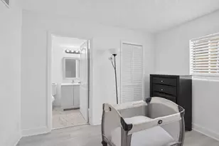 300 Palm Cir W, Pembroke Pines, FL 33025 - Photo 16