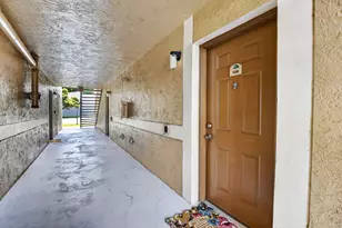 300 Palm Cir W, Pembroke Pines, FL 33025 - Photo 2