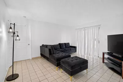 300 Palm Circle W #106, Pembroke Pines, FL 33025 - Photo 10