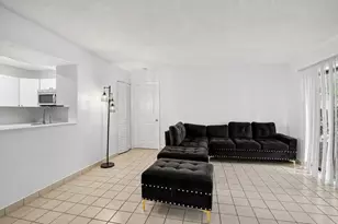 300 Palm Cir W, Pembroke Pines, FL 33025 - Photo 12