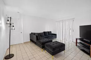 300 Palm Cir W, Pembroke Pines, FL 33025 - Photo 10