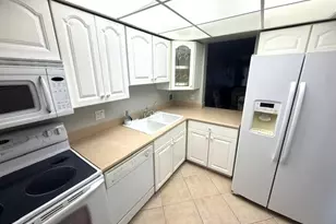 10040 Meridian Way N, Palm Beach Gardens, FL 33410 - Photo 2