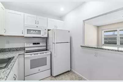 52 Kingswood C, West Palm Beach, FL 33417 - Photo 4