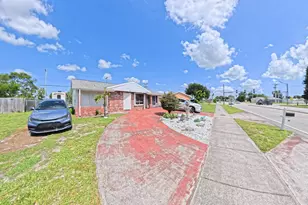 372 NW Airoso Blvd, Port Saint Lucie, FL 34983 - Photo 2