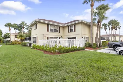 18 Amherst Court #D, Royal Palm Beach, FL 33411 - Photo 2