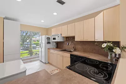 8666 Bella Vista Drive #111, Boca Raton, FL 33433 - Photo 6