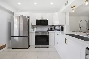 371 W Park Dr, Miami, FL 33172 - Photo 4