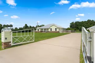 2520 Tammy Dr, Mims, FL 32754 - Photo 2