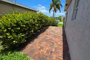 569 E Ridge Cir N, Boynton Beach, FL 33435 - Photo 20