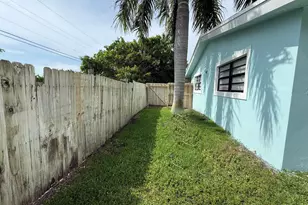 477 NE 35th St, Boca Raton, FL 33431 - Photo 24