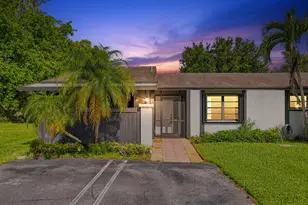 10 Seneca Ct, Royal Palm Beach, FL 33411 - Photo 2