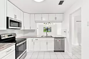 10 Seneca Ct, Royal Palm Beach, FL 33411 - Photo 2