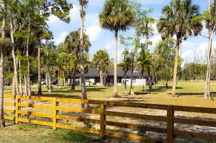 1464 Clydesdale Dr, The Acreage, FL 33470 - Photo 2