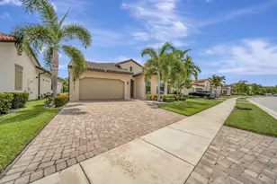 8720 E Baypoint Cir, Parkland, FL 33076 - Photo 2