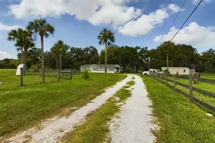 945 NE 28th Ave, Okeechobee, FL 34972 - Photo 2