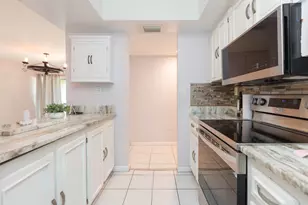 895 N Village Dr N, Saint Petersburg, FL 33716 - Photo 8