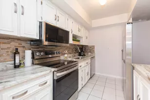 895 N Village Dr N, Saint Petersburg, FL 33716 - Photo 6