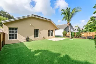8821 Lake Park Cir N, Davie, FL 33328 - Photo 38
