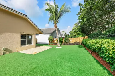 8821 Lake Park Circle N, Davie, FL 33328 - Photo 40