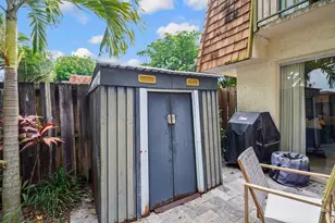 8910 SW 20th Pl, Davie, FL 33324 - Photo 32