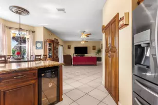 1021 NW 185th Ave, Pembroke Pines, FL 33029 - Photo 10