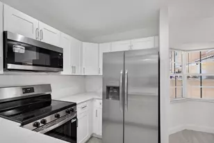 11451 Lakeview Dr, Coral Springs, FL 33071 - Photo 10