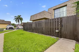 1201 Waterview Cir, Palm Springs, FL 33461 - Photo 2