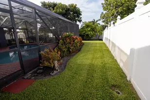 2045 Pinehurst Dr, West Palm Beach, FL 33407 - Photo 36