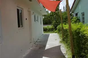 11150 Peachtree Dr, Miami, FL 33161 - Photo 32
