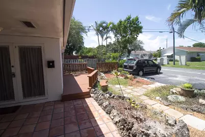 909 NE 12th Avenue, Pompano Beach, FL 33060 - Photo 2
