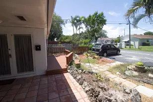 909 NE 12th Ave, Pompano Beach, FL 33060 - Photo 2