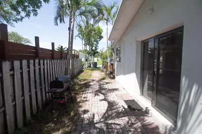 909 NE 12th Avenue, Pompano Beach, FL 33060 - Photo 10