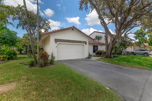 627 Hollows Cir, Deerfield Beach, FL 33442 - Photo 4